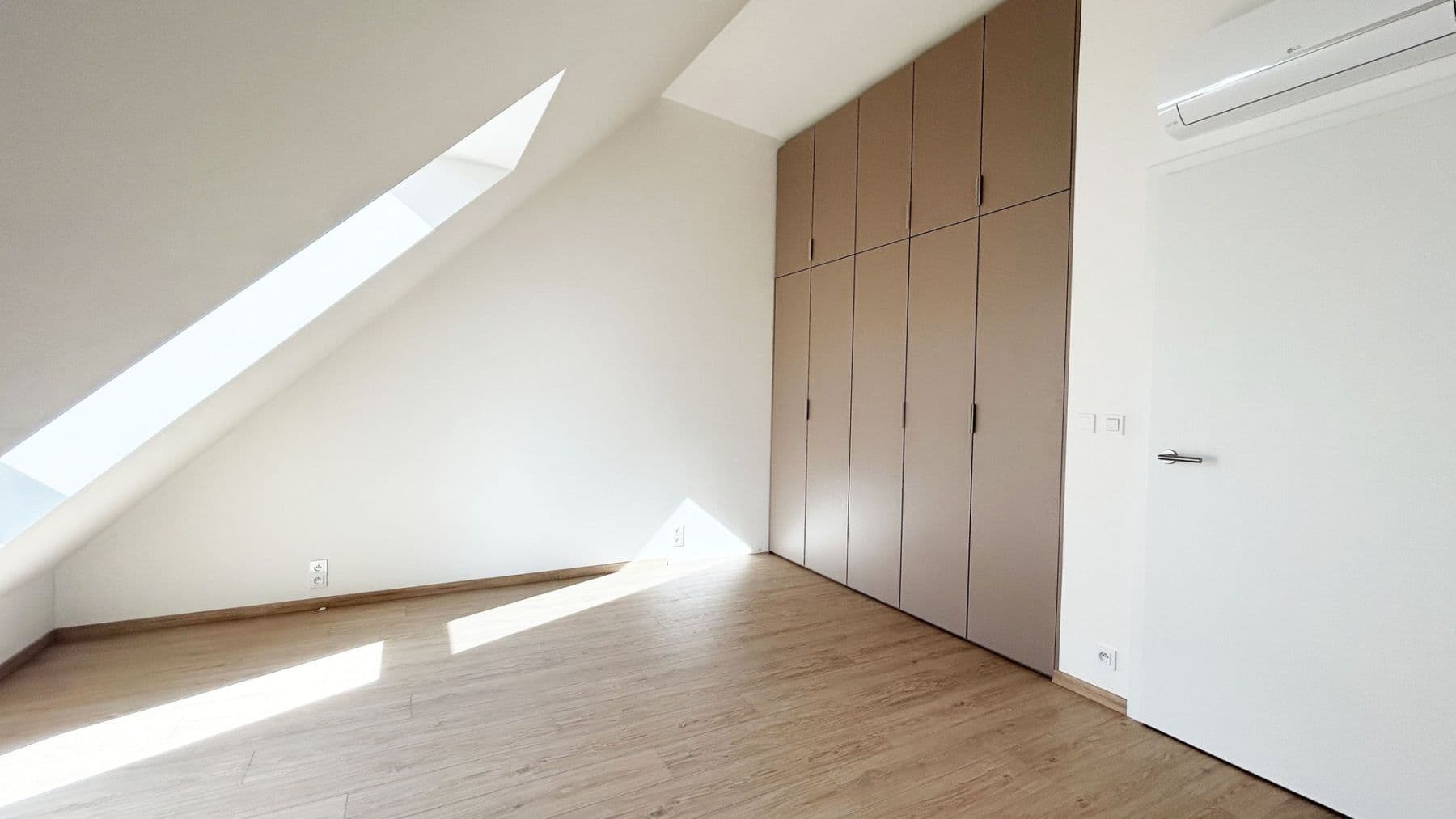 Pronájem bytu 2+kk 85 m², Cihlářská, Hostivice, Středočeský kraj Pronájem bytu 2+kk 85 m², Cihlářská, Hostivice, Středočeský kraj