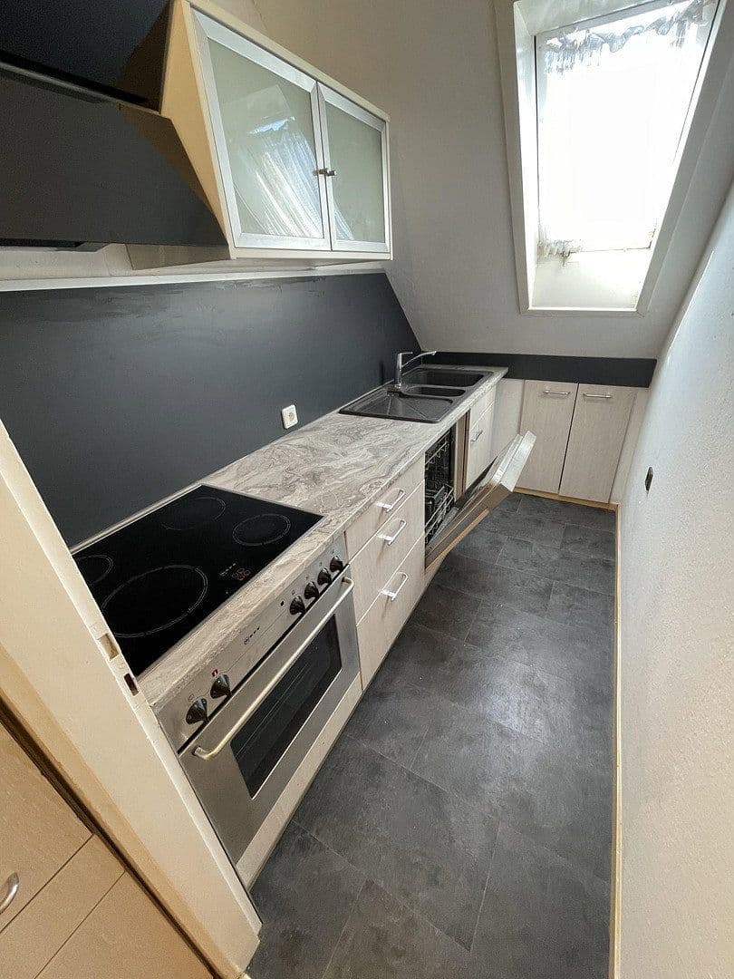 Pronájem bytu 3+1 55 m², Stuttgart, Bádensko-Württembersko Pronájem bytu 3+1 55 m², Stuttgart, Bádensko-Württembersko