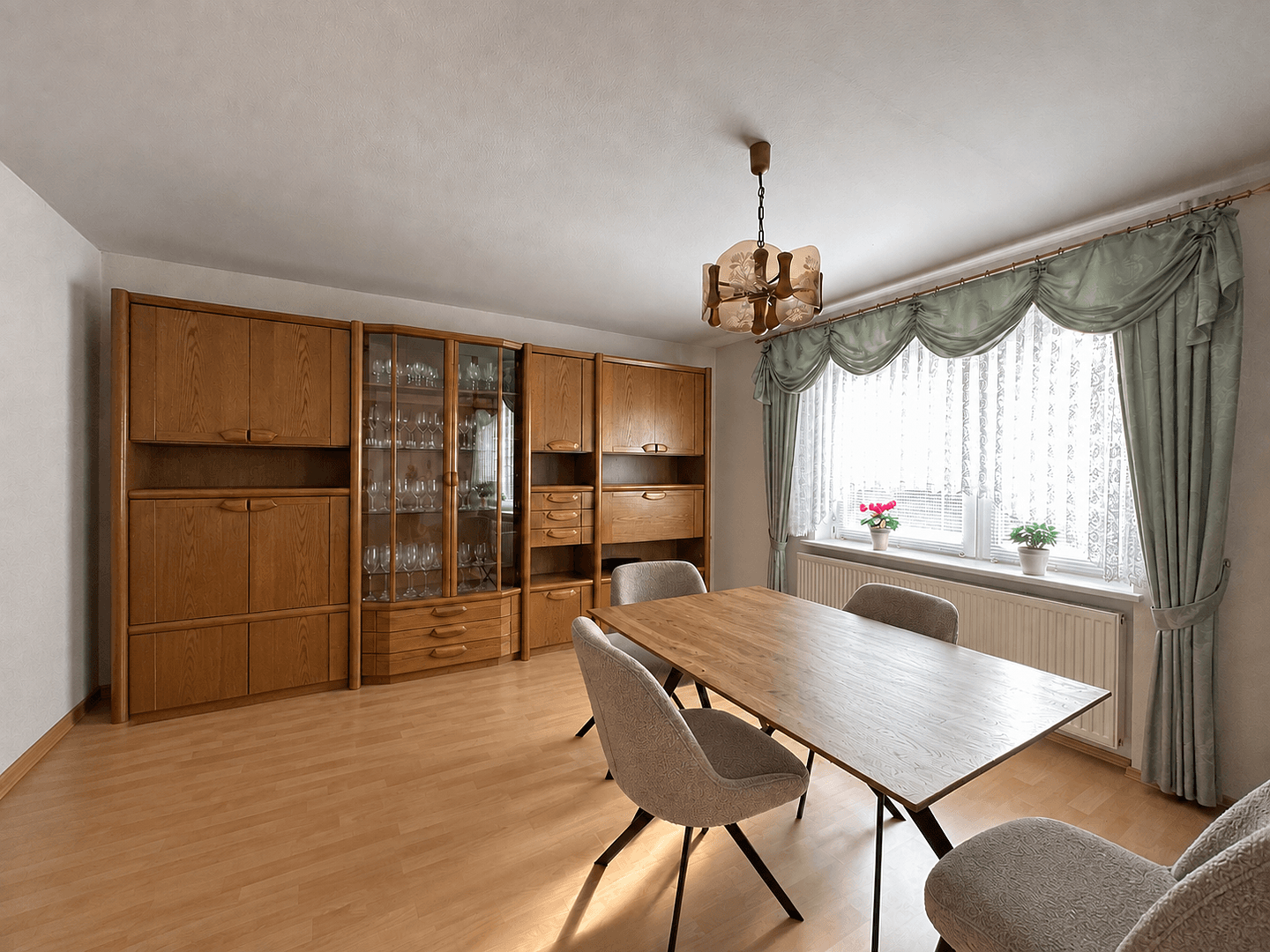 Prodej domu 247 m², pozemek 811 m², Lange Reihe 37, Katlenburg-Lindau, Dolní Sasko Prodej domu 247 m², pozemek 811 m², Lange Reihe 37, Katlenburg-Lindau, Dolní Sasko