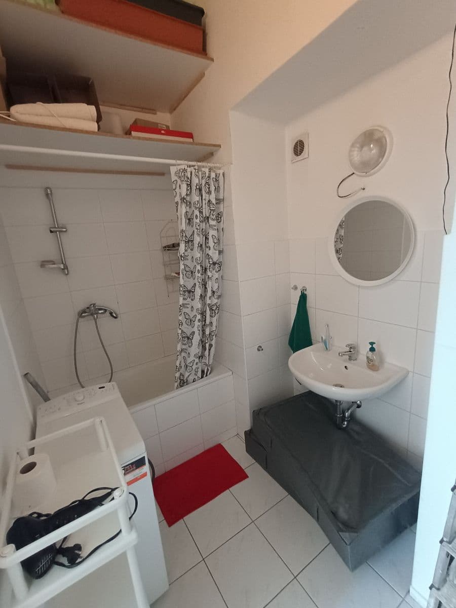 Pronájem bytu 2+1 40 m², 28. pluku, Praha, Praha Pronájem bytu 2+1 40 m², 28. pluku, Praha, Praha