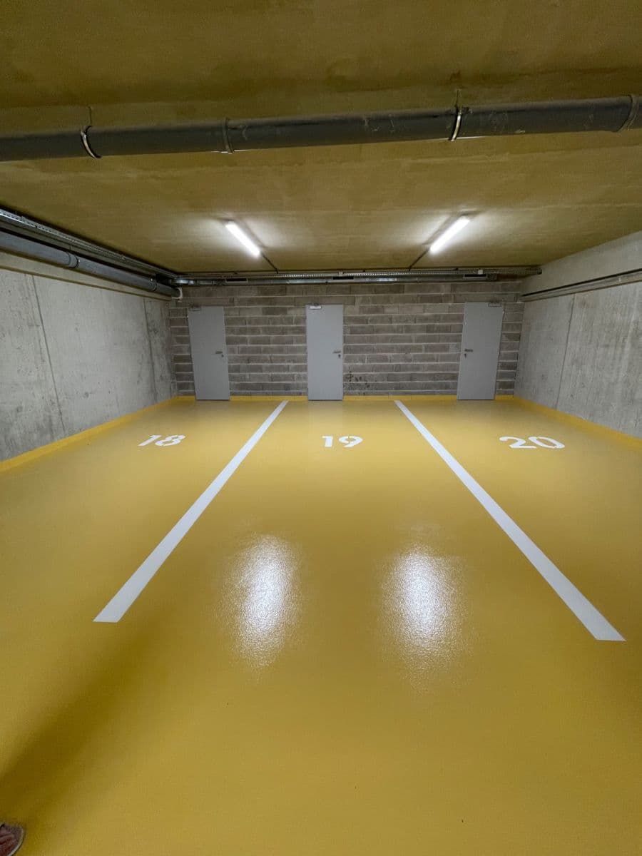 Pronájem garáže 18 m², Nad Stráněmi, Zlín, Zlínský kraj Pronájem garáže 18 m², Nad Stráněmi, Zlín, Zlínský kraj