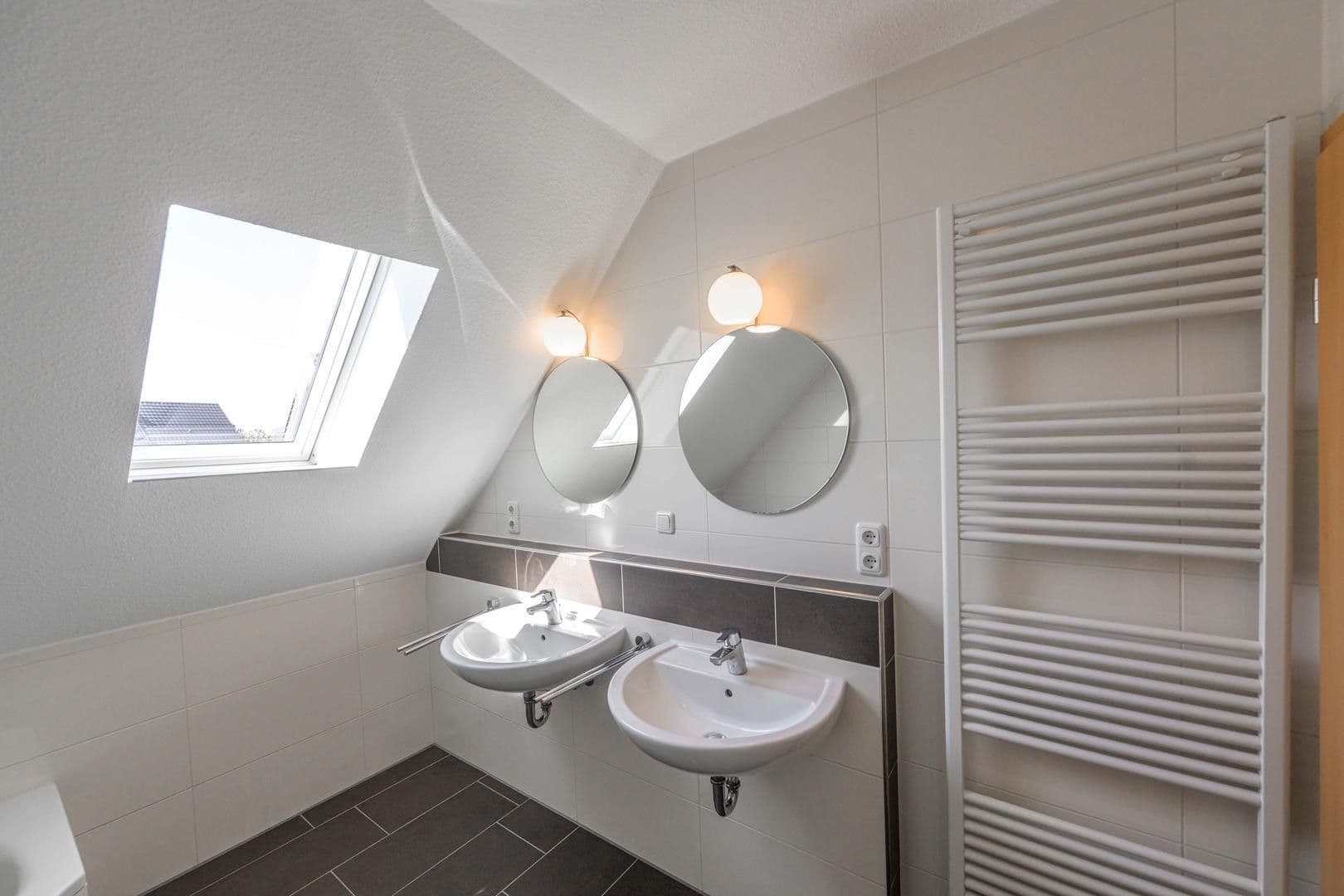 Prodej domu 115 m², pozemek 239 m², Bienenweg 1a, Edewecht, Dolní Sasko Prodej domu 115 m², pozemek 239 m², Bienenweg 1a, Edewecht, Dolní Sasko