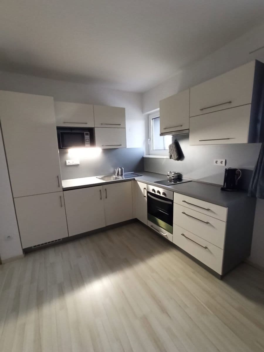 Pronájem bytu 2+kk 40 m², Školská, Pardubice, Pardubický kraj Pronájem bytu 2+kk 40 m², Školská, Pardubice, Pardubický kraj