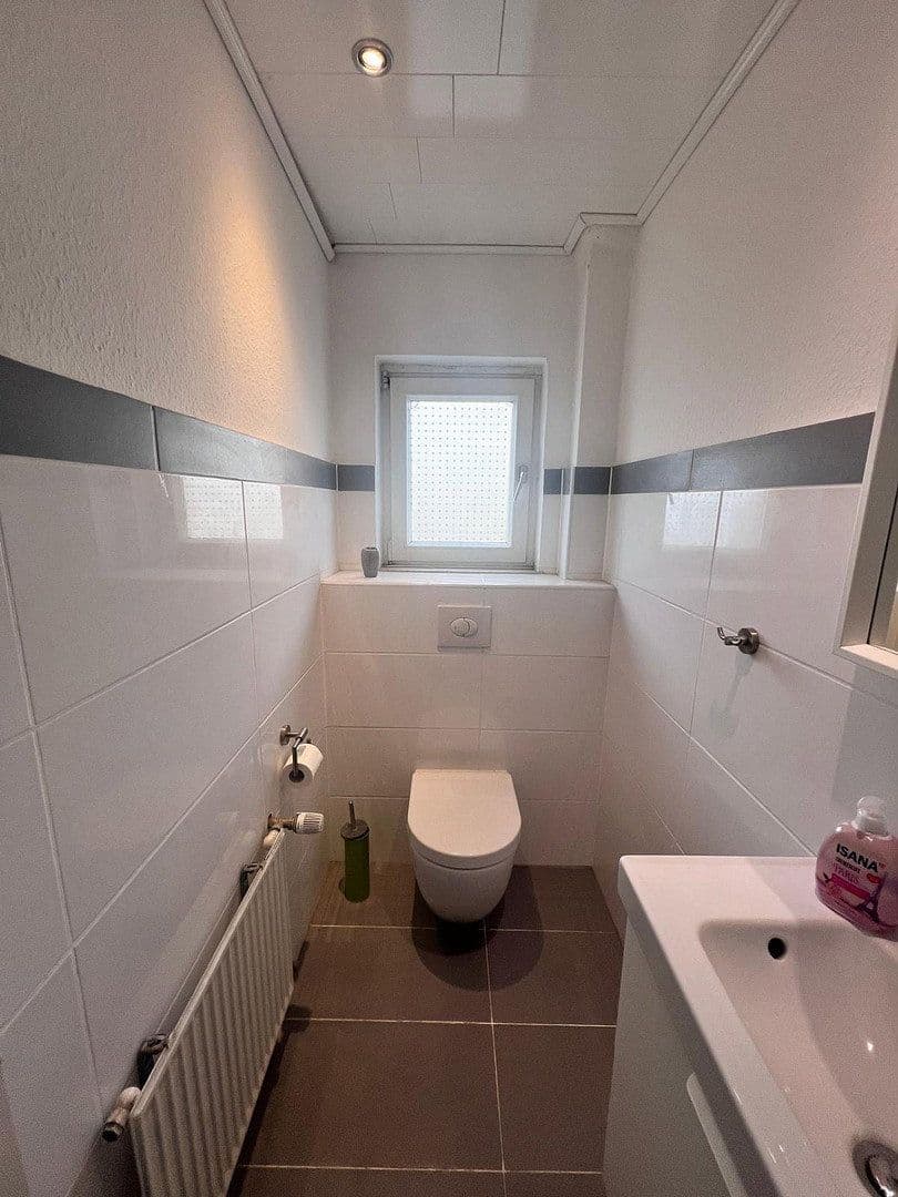 Prodej domu 184 m², pozemek 750 m², Hachenburger Straße 4, Müschenbach, Porýní-Falc Prodej domu 184 m², pozemek 750 m², Hachenburger Straße 4, Müschenbach, Porýní-Falc