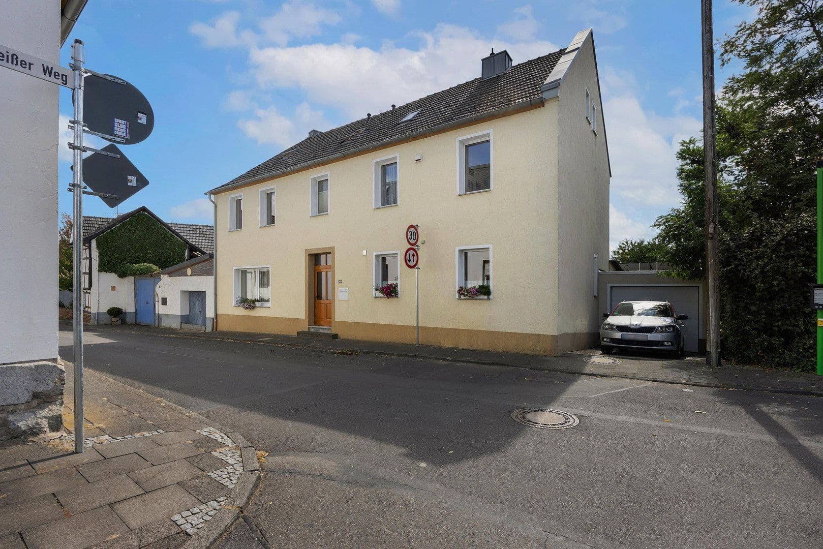 Prodej domu 162 m², pozemek 315 m², Ahrtalstraße 32, Wachtberg, Severní Porýní-Vestfálsko Prodej domu 162 m², pozemek 315 m², Ahrtalstraße 32, Wachtberg, Severní Porýní-Vestfálsko