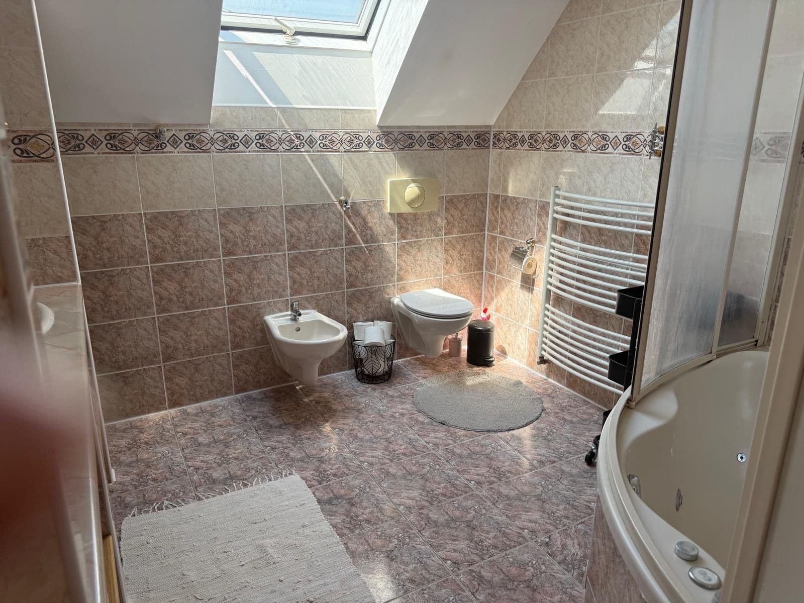 Pronájem domu 265 m², pozemek 644 m², Mokropeská, Černošice, Středočeský kraj Pronájem domu 265 m², pozemek 644 m², Mokropeská, Černošice, Středočeský kraj