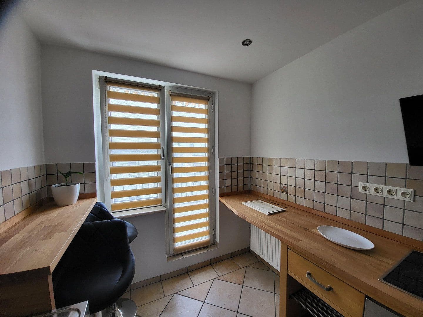 Pronájem bytu 1+1 43 m², Düsseldorf, Severní Porýní-Vestfálsko Pronájem bytu 1+1 43 m², Düsseldorf, Severní Porýní-Vestfálsko