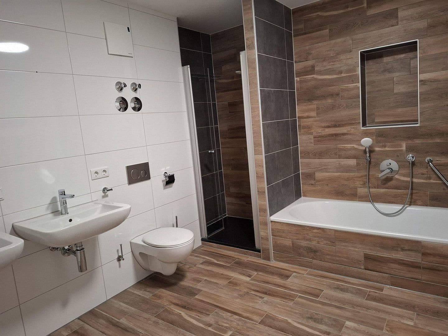 Pronájem bytu 3+1 82 m², Heidelberg, Bádensko-Württembersko Pronájem bytu 3+1 82 m², Heidelberg, Bádensko-Württembersko