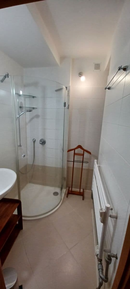 Prodej bytu 2+1 60 m², 28. pluku, Praha, Praha Prodej bytu 2+1 60 m², 28. pluku, Praha, Praha