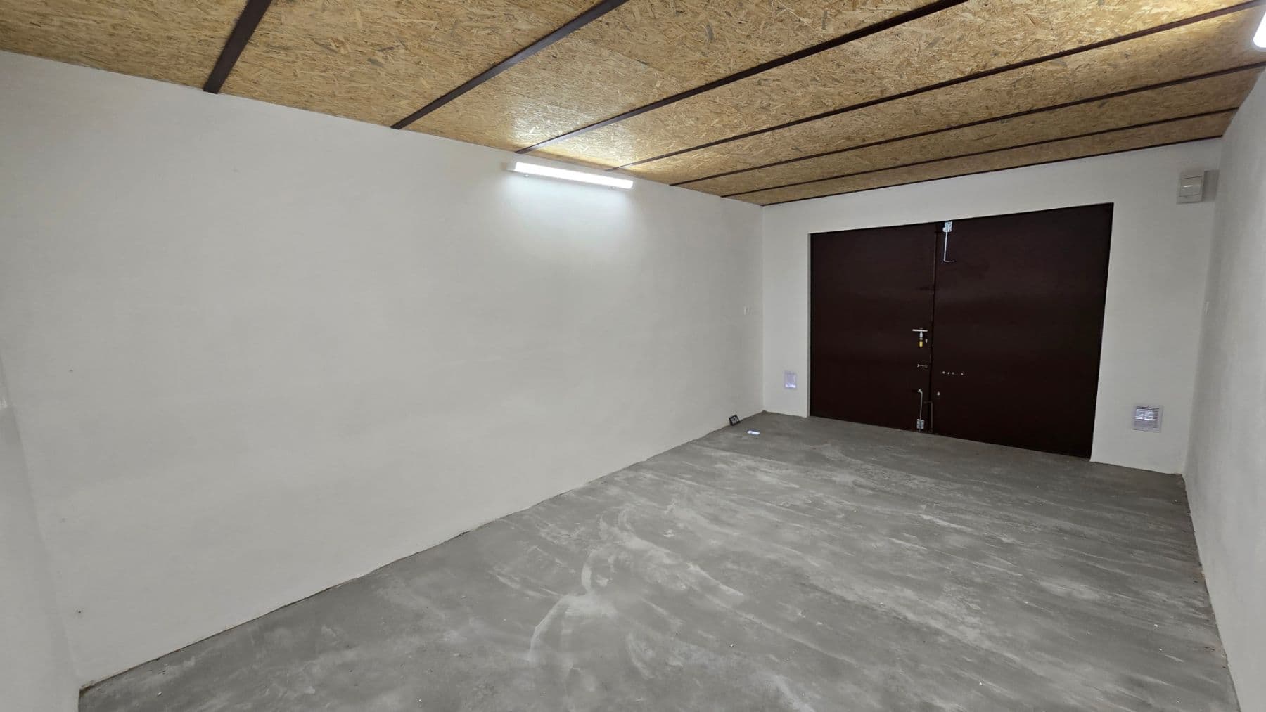 Pronájem garáže 19 m², Ostrov, Karlovarský kraj Pronájem garáže 19 m², Ostrov, Karlovarský kraj