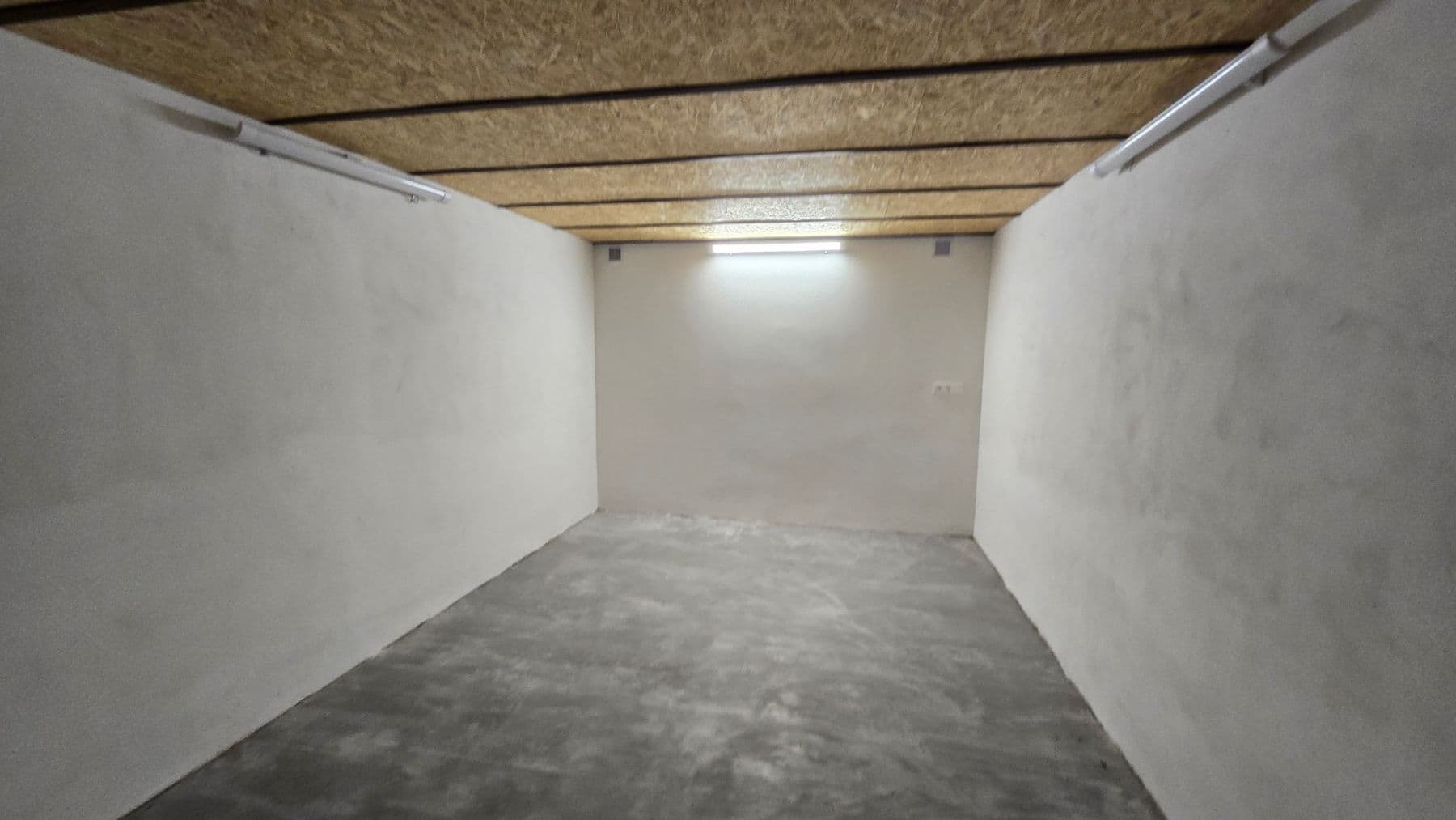 Pronájem garáže 19 m², Ostrov, Karlovarský kraj Pronájem garáže 19 m², Ostrov, Karlovarský kraj
