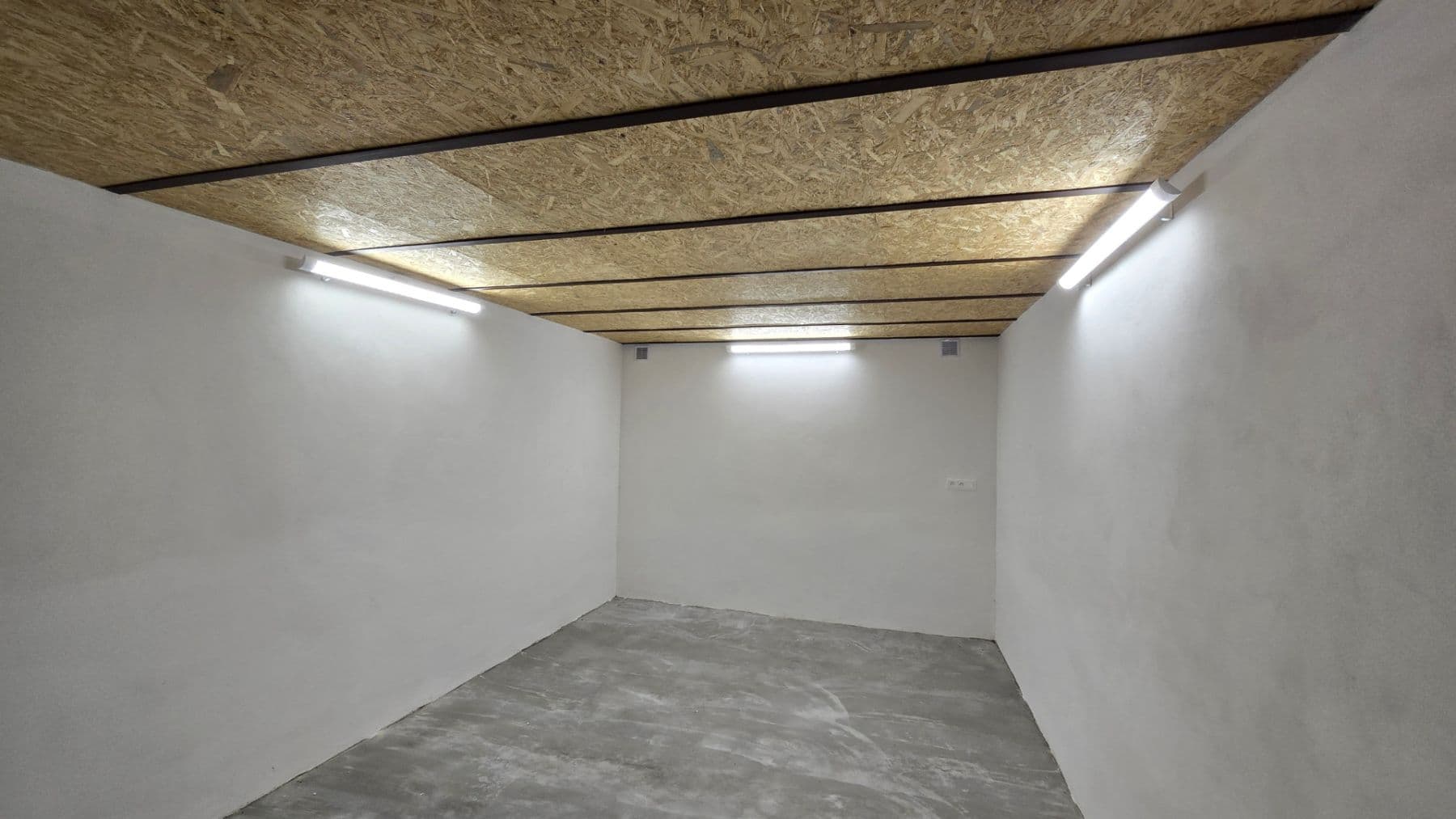 Pronájem garáže 19 m², Ostrov, Karlovarský kraj Pronájem garáže 19 m², Ostrov, Karlovarský kraj