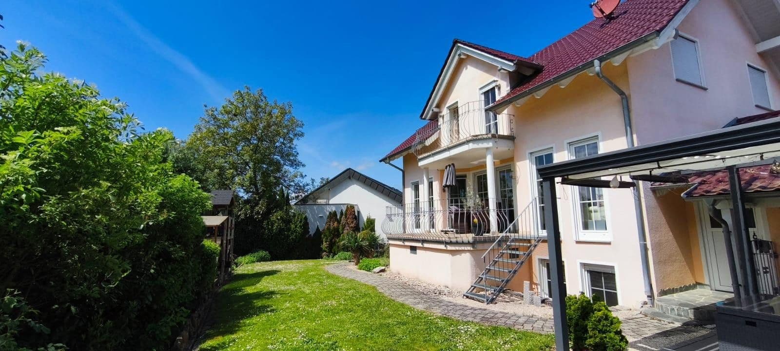 Prodej domu 215 m², pozemek 516 m², Neuenstadt am Kocher, Bádensko-Württembersko Prodej domu 215 m², pozemek 516 m², Neuenstadt am Kocher, Bádensko-Württembersko
