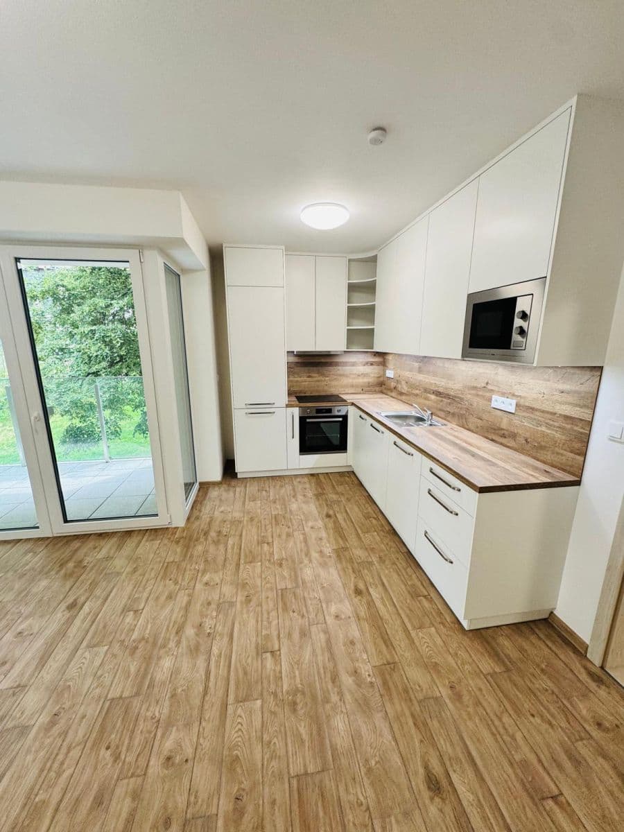 Pronájem bytu 2+kk 55 m², Lorencova, Zlín, Zlínský kraj Pronájem bytu 2+kk 55 m², Lorencova, Zlín, Zlínský kraj