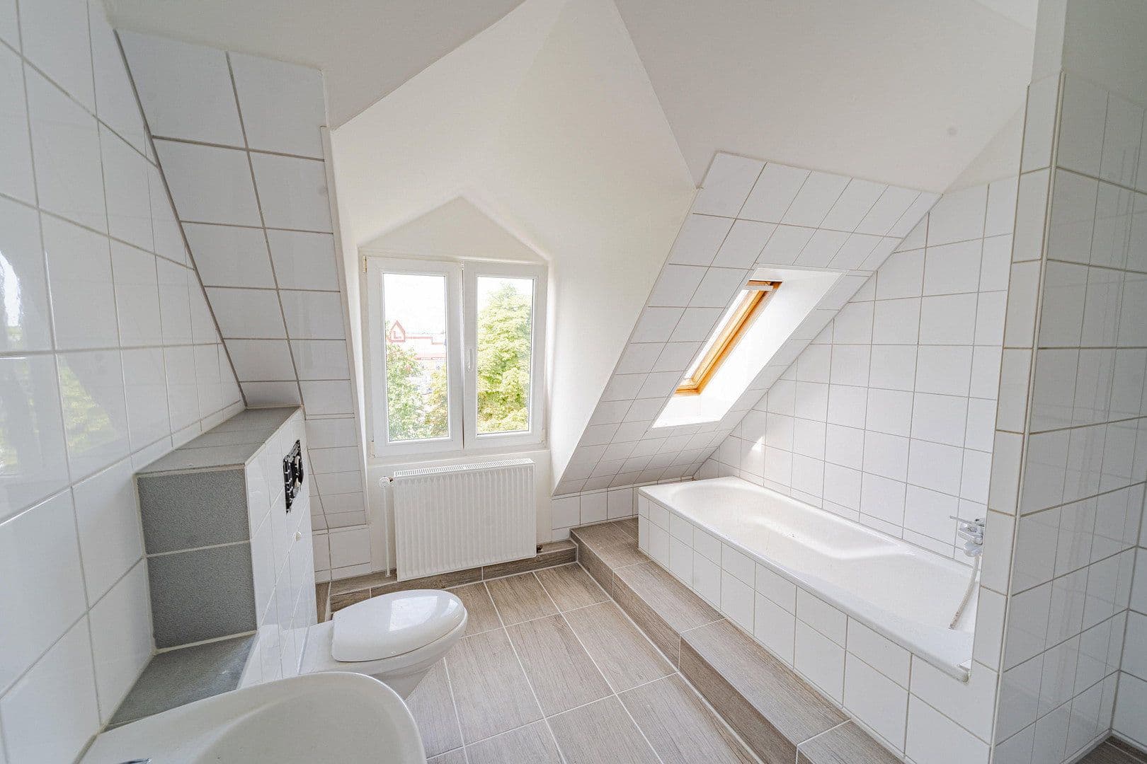 Prodej domu 266 m², pozemek 1.404 m², Schwartauer Allee 121, , Schwartauer Allee 121a, Lübeck, Šlesvicko-Holštýnsko Prodej domu 266 m², pozemek 1.404 m², Schwartauer Allee 121, , Schwartauer Allee 121a, Lübeck, Šlesvicko-Holštýnsko