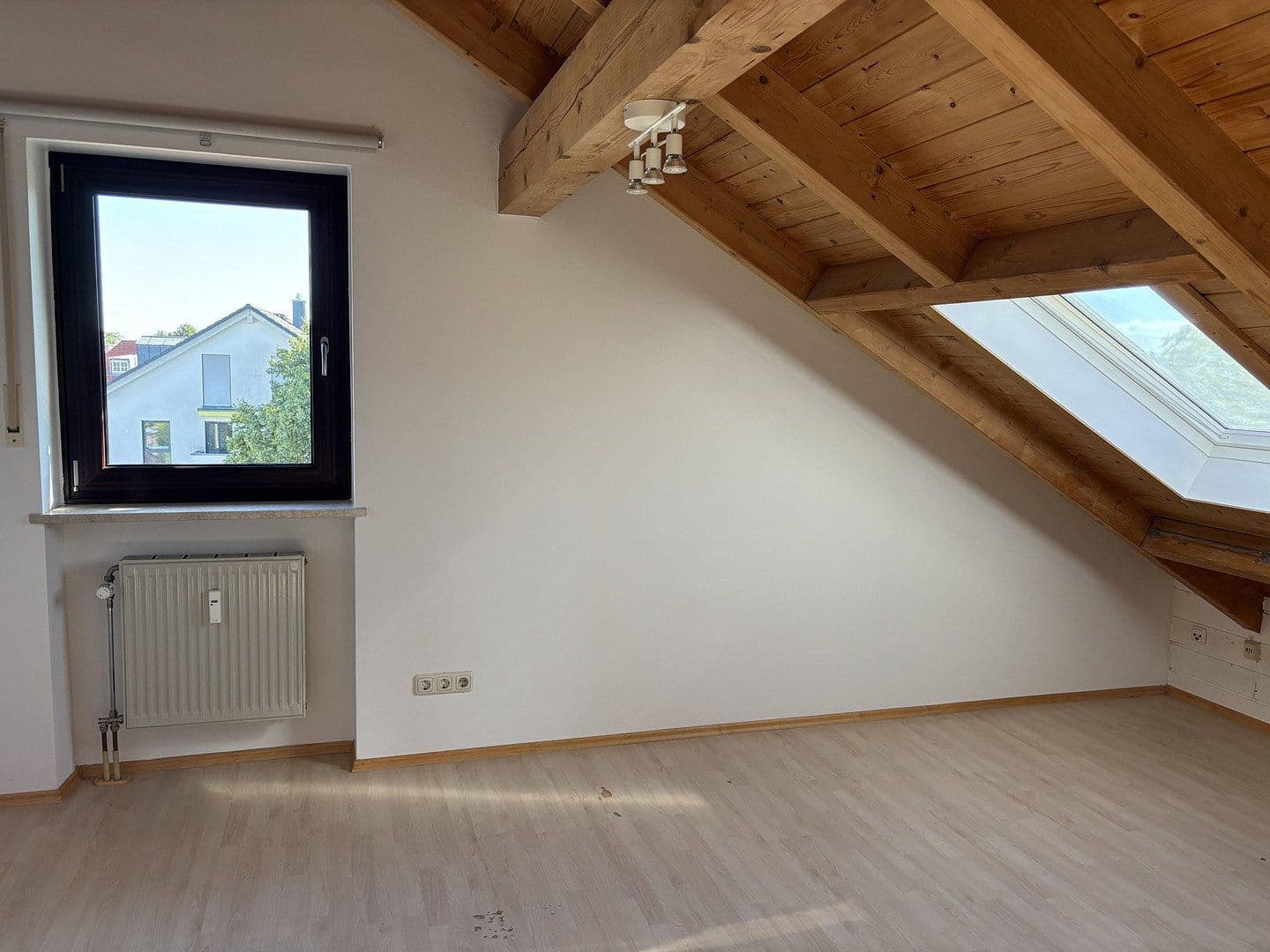 Pronájem domu 160 m², pozemek 400 m², Münchener Str.47, Sauerlach, Bavorsko Pronájem domu 160 m², pozemek 400 m², Münchener Str.47, Sauerlach, Bavorsko