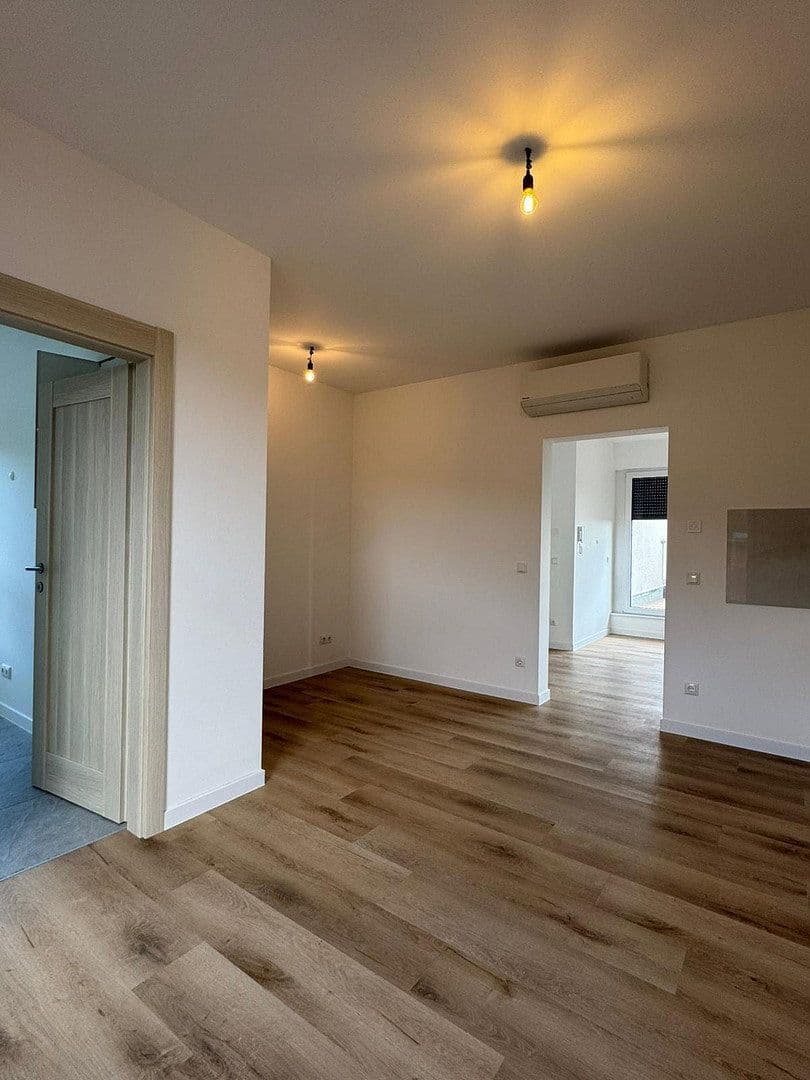 Pronájem bytu 3+1 89 m², Alt-Biesdorf 49A, Berlin, Berlín Pronájem bytu 3+1 89 m², Alt-Biesdorf 49A, Berlin, Berlín
