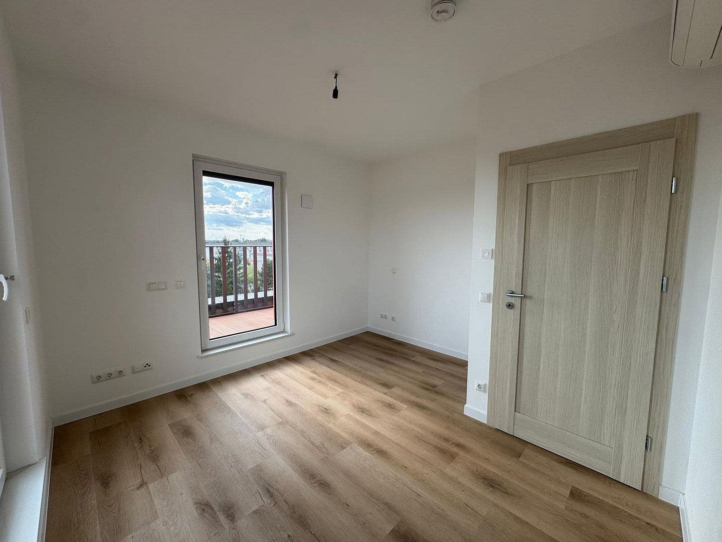 Pronájem bytu 3+1 89 m², Alt-Biesdorf 49A, Berlin, Berlín Pronájem bytu 3+1 89 m², Alt-Biesdorf 49A, Berlin, Berlín