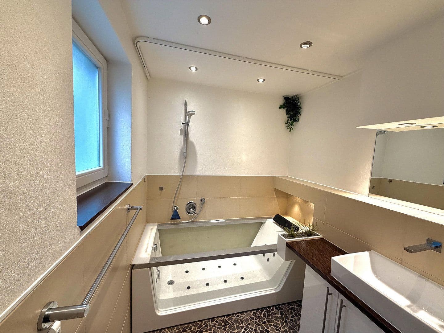 Prodej bytu 4+1 108 m², Köln, Severní Porýní-Vestfálsko Prodej bytu 4+1 108 m², Köln, Severní Porýní-Vestfálsko