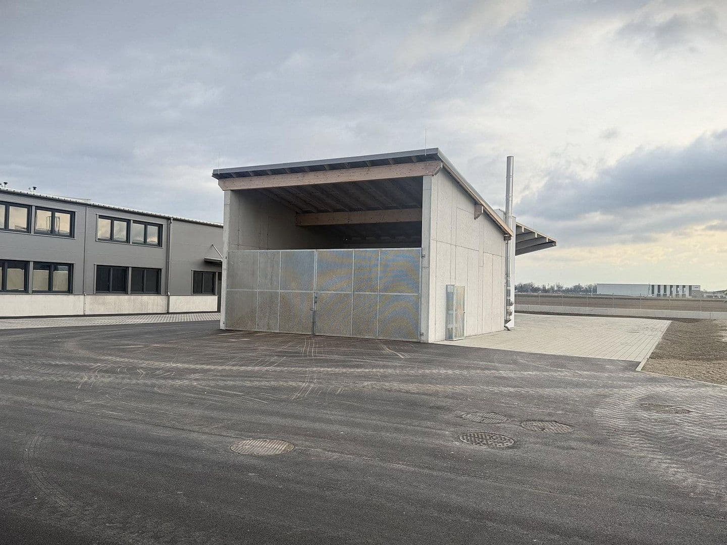 Pronájem nebytového prostoru 2.082 m², Gewerbepark B17 / II / Straße 3 / Objekt 11, Teesdorf, Dolní Rakousko Pronájem nebytového prostoru 2.082 m², Gewerbepark B17 / II / Straße 3 / Objekt 11, Teesdorf, Dolní Rakousko