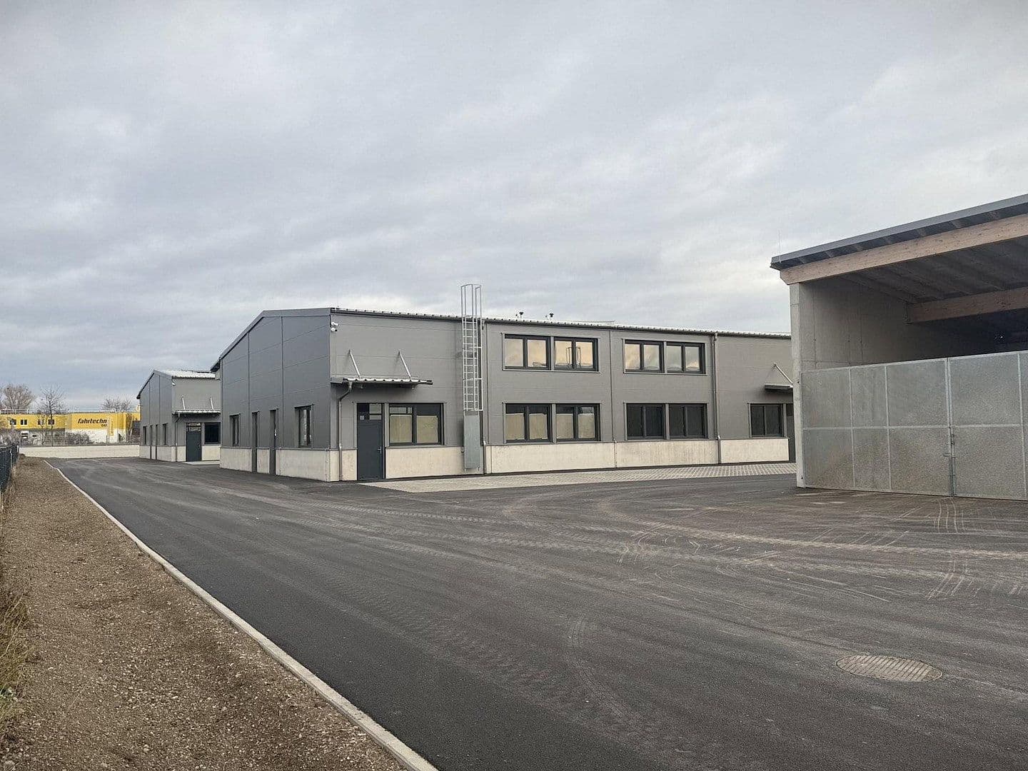 Pronájem nebytového prostoru 2.082 m², Gewerbepark B17 / II / Straße 3 / Objekt 11, Teesdorf, Dolní Rakousko Pronájem nebytového prostoru 2.082 m², Gewerbepark B17 / II / Straße 3 / Objekt 11, Teesdorf, Dolní Rakousko