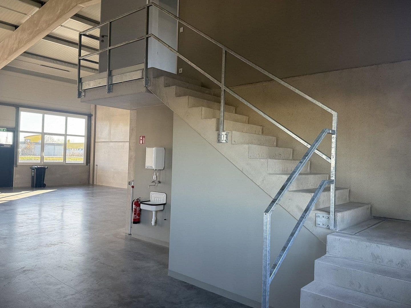 Pronájem nebytového prostoru 2.082 m², Gewerbepark B17 / II / Straße 3 / Objekt 11, Teesdorf, Dolní Rakousko Pronájem nebytového prostoru 2.082 m², Gewerbepark B17 / II / Straße 3 / Objekt 11, Teesdorf, Dolní Rakousko