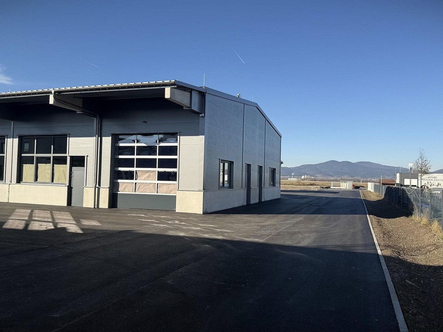 Pronájem nebytového prostoru 2.082 m², Gewerbepark B17 / II / Straße 3 / Objekt 11, Teesdorf, Dolní Rakousko Pronájem nebytového prostoru 2.082 m², Gewerbepark B17 / II / Straße 3 / Objekt 11, Teesdorf, Dolní Rakousko