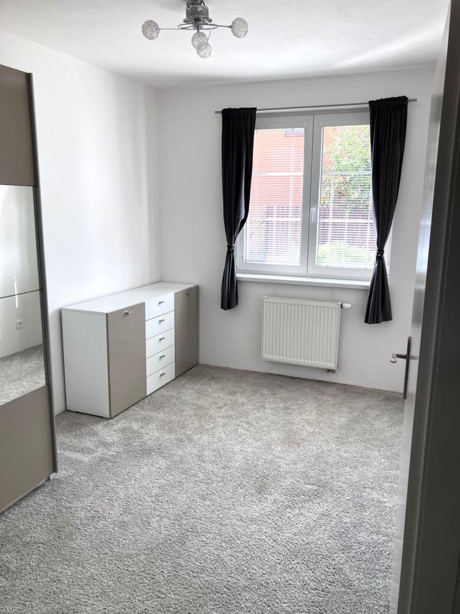 Pronájem bytu 3+kk 70 m², Tisová, Holubice, Středočeský kraj Pronájem bytu 3+kk 70 m², Tisová, Holubice, Středočeský kraj