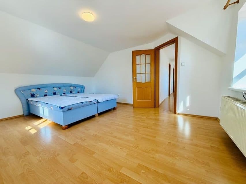 Pronájem bytu 4+1 152 m², Zlatá, Středočeský kraj Pronájem bytu 4+1 152 m², Zlatá, Středočeský kraj