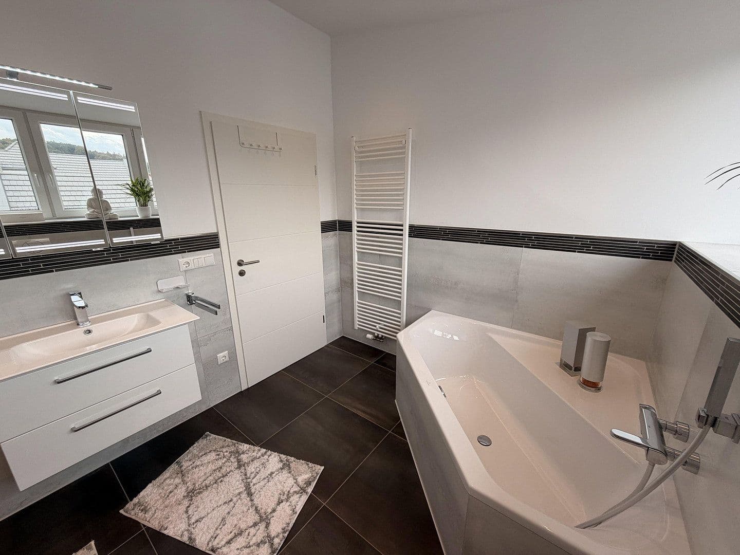 Prodej domu 225 m², pozemek 350 m², Aystetten, Bavorsko Prodej domu 225 m², pozemek 350 m², Aystetten, Bavorsko