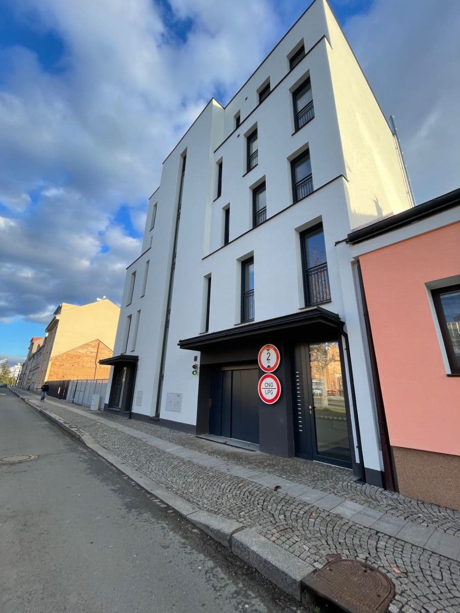 Pronájem bytu 1+kk 44 m², Gočárova třída, Hradec Králové, Královéhradecký kraj Pronájem bytu 1+kk 44 m², Gočárova třída, Hradec Králové, Královéhradecký kraj