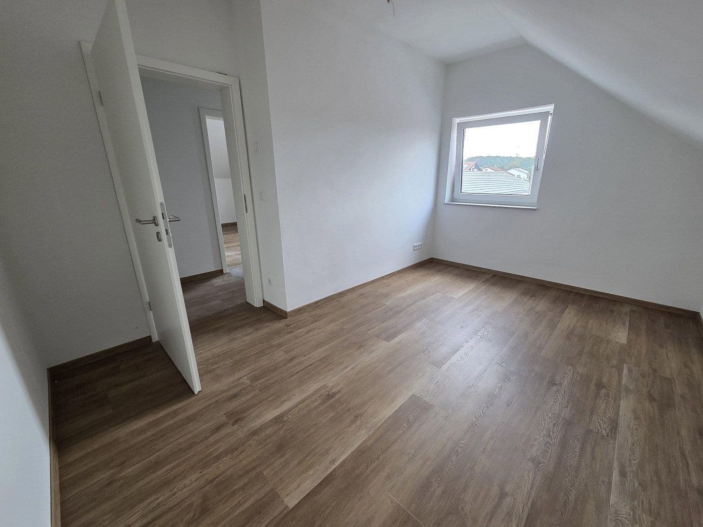 Pronájem bytu 5+1 121 m², Falkenstraße 6, Regenstauf, Bavorsko Pronájem bytu 5+1 121 m², Falkenstraße 6, Regenstauf, Bavorsko