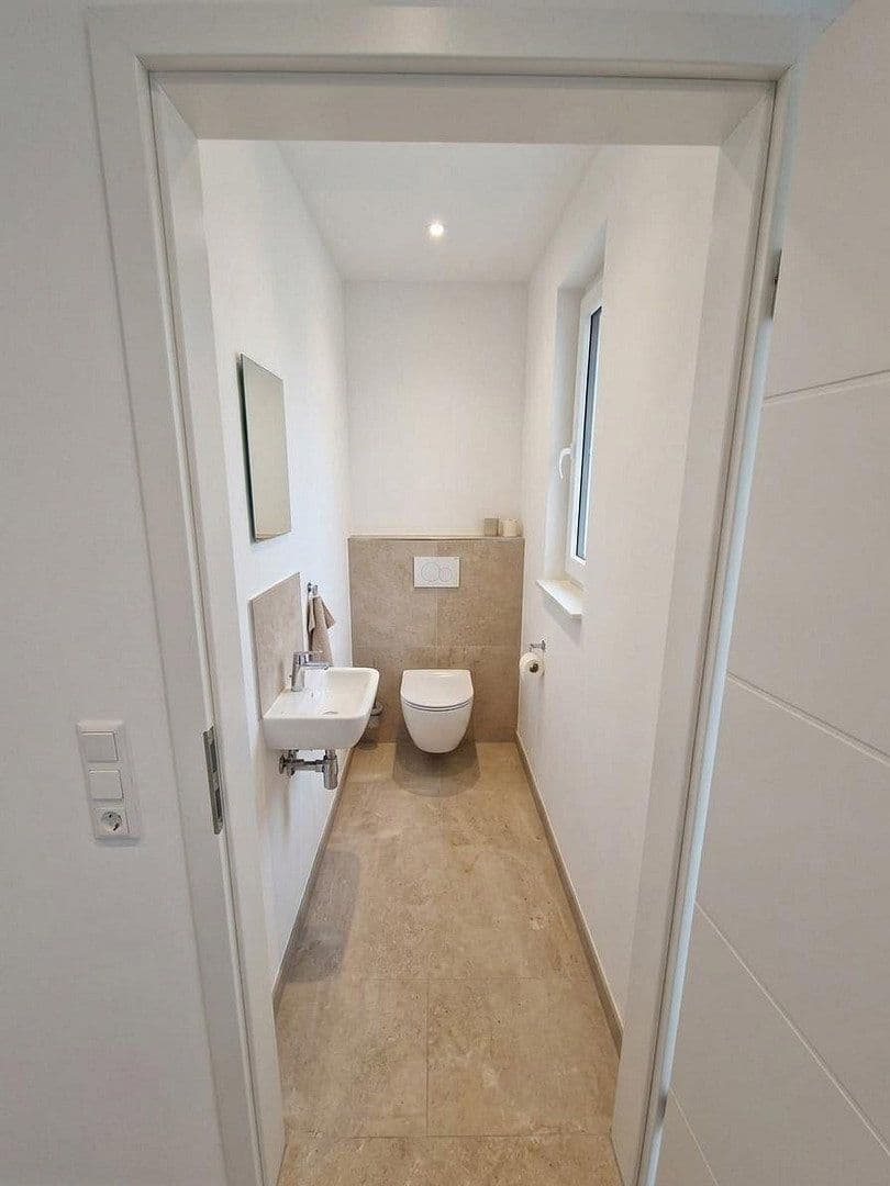 Pronájem domu 156 m², pozemek 250 m², Peterstr. 34, Niederkassel, Severní Porýní-Vestfálsko Pronájem domu 156 m², pozemek 250 m², Peterstr. 34, Niederkassel, Severní Porýní-Vestfálsko