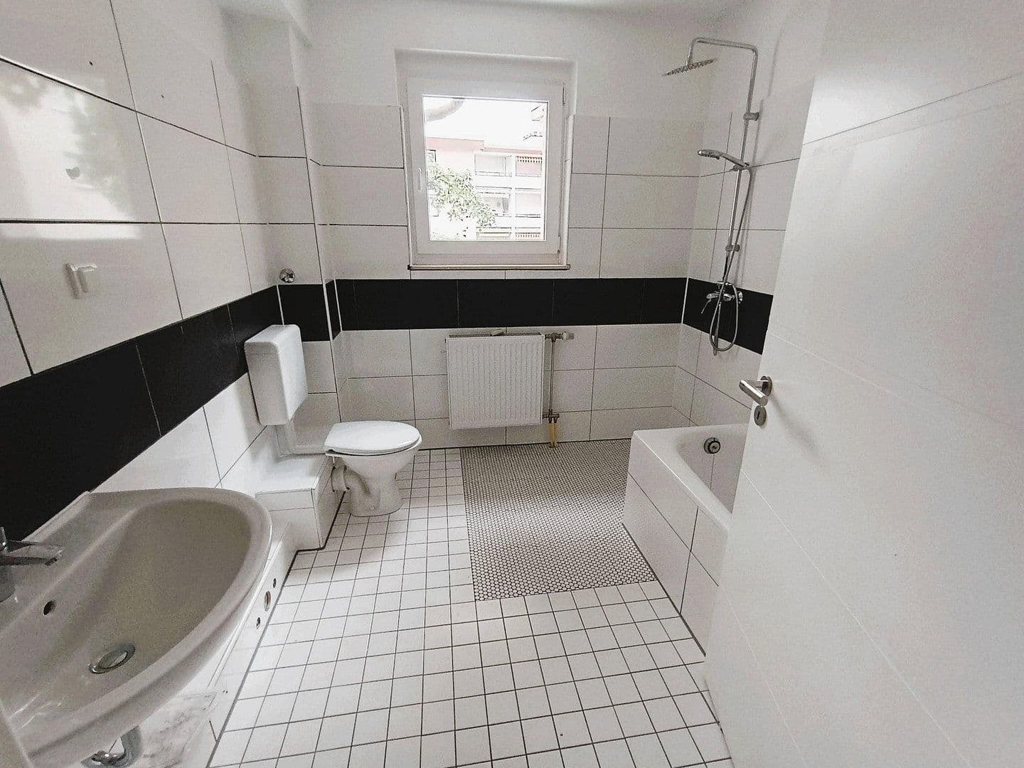 Pronájem bytu 3+1 92 m², Langerfelder Straße 119, Wuppertal, Severní Porýní-Vestfálsko Pronájem bytu 3+1 92 m², Langerfelder Straße 119, Wuppertal, Severní Porýní-Vestfálsko
