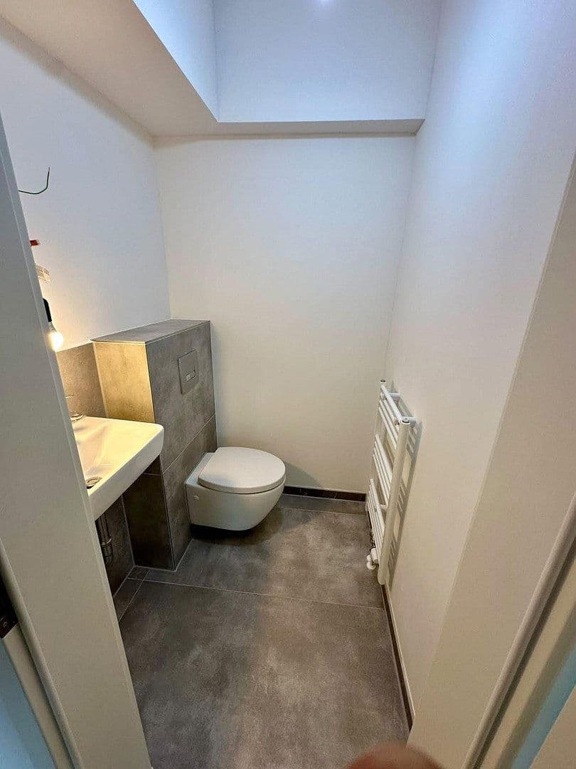 Pronájem bytu 4+1 135 m², Färberstr. 100, Düsseldorf, Severní Porýní-Vestfálsko Pronájem bytu 4+1 135 m², Färberstr. 100, Düsseldorf, Severní Porýní-Vestfálsko