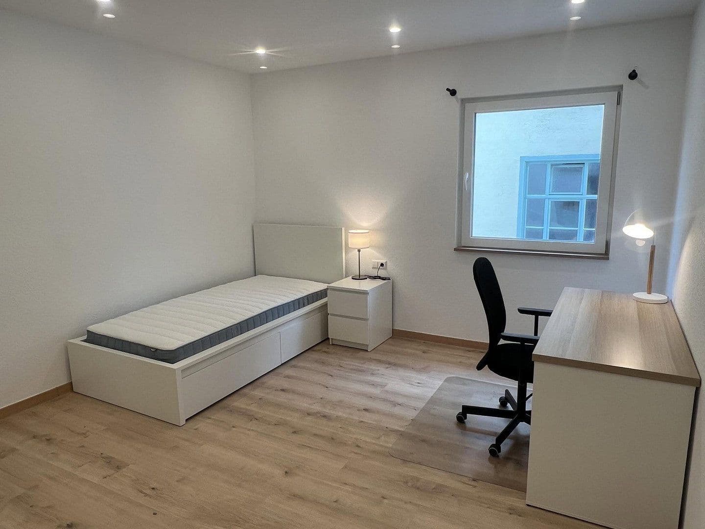 Pronájem bytu 4+1 105 m², Esslingen am Neckar, Bádensko-Württembersko Pronájem bytu 4+1 105 m², Esslingen am Neckar, Bádensko-Württembersko