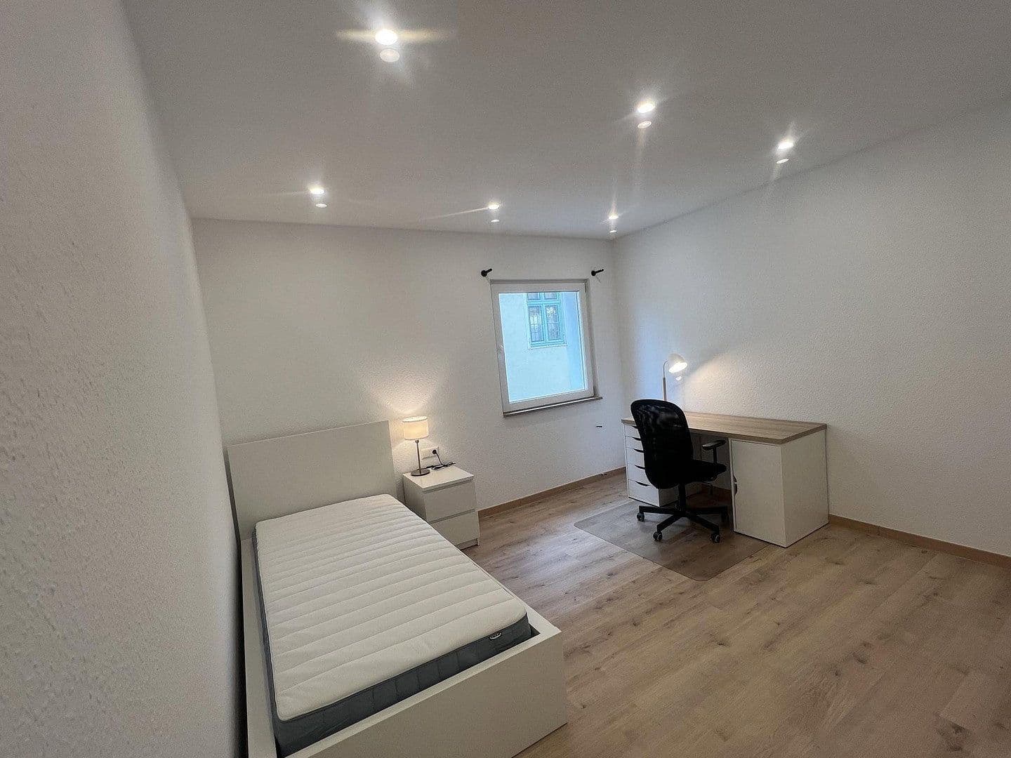 Pronájem bytu 4+1 105 m², Esslingen am Neckar, Bádensko-Württembersko Pronájem bytu 4+1 105 m², Esslingen am Neckar, Bádensko-Württembersko