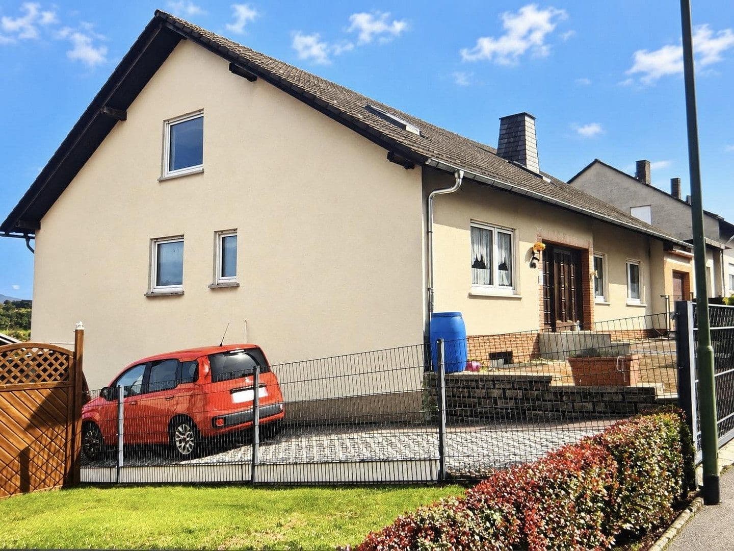 Prodej domu 333 m², pozemek 1.100 m², Burghaun, Hessen Prodej domu 333 m², pozemek 1.100 m², Burghaun, Hessen