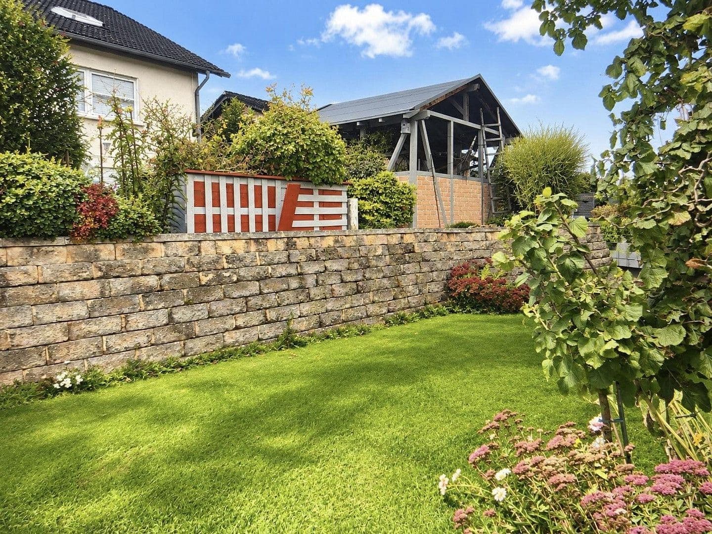 Prodej domu 333 m², pozemek 1.100 m², Burghaun, Hessen Prodej domu 333 m², pozemek 1.100 m², Burghaun, Hessen