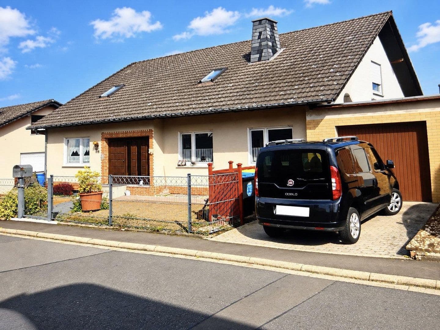 Prodej domu 333 m², pozemek 1.100 m², Burghaun, Hessen Prodej domu 333 m², pozemek 1.100 m², Burghaun, Hessen