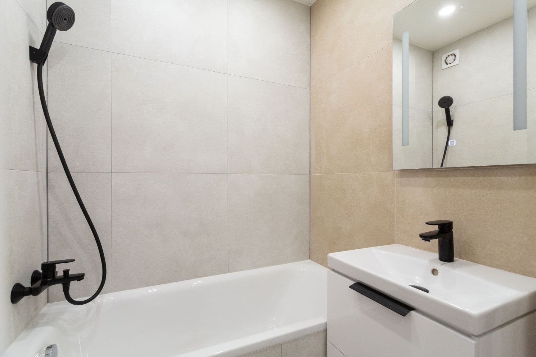 Prodej bytu 3+1 70 m², Holčovická, Praha, Praha Prodej bytu 3+1 70 m², Holčovická, Praha, Praha
