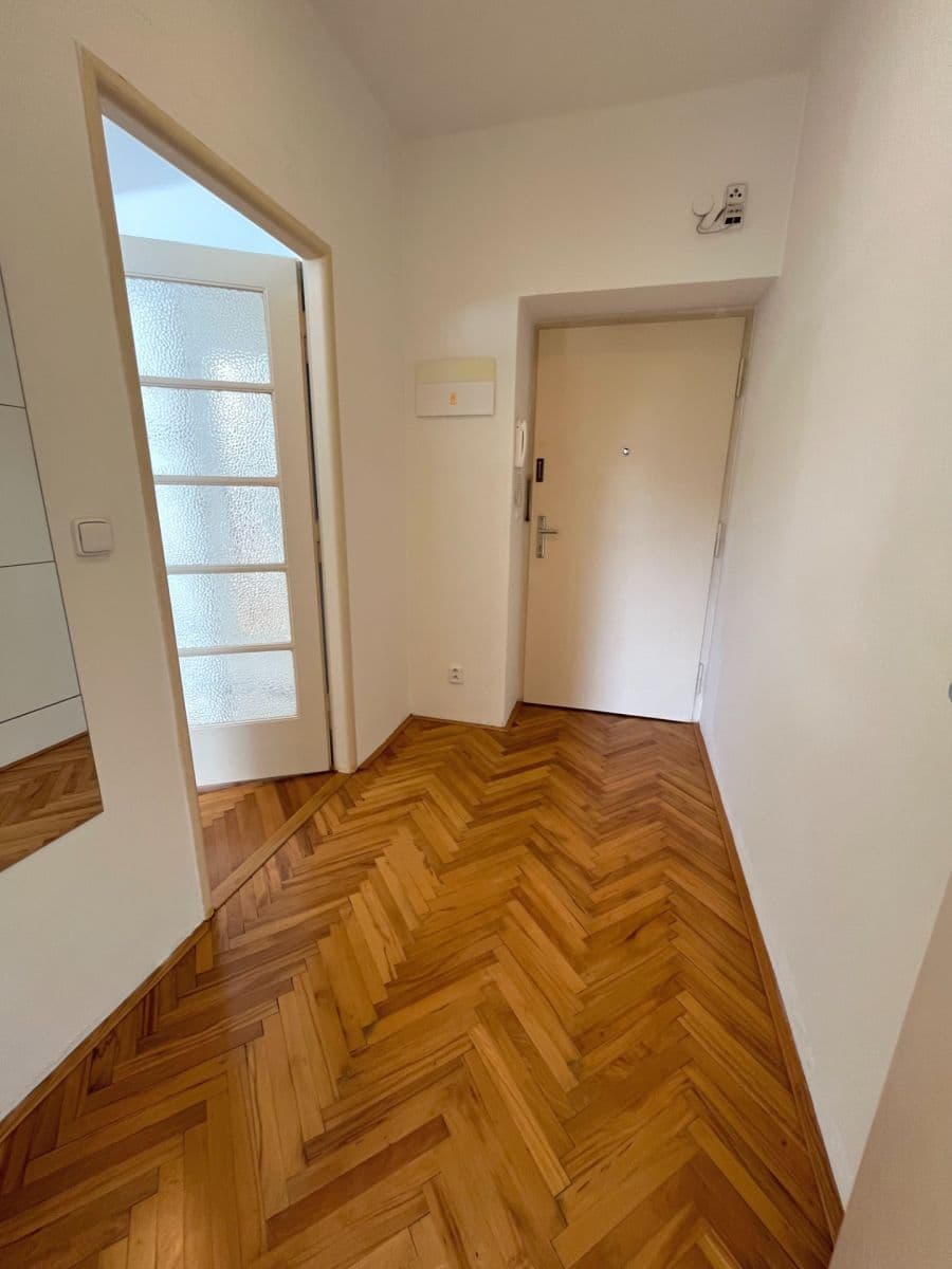 Pronájem bytu 1+kk 30 m², Nerudova, Hradec Králové, Královéhradecký kraj Pronájem bytu 1+kk 30 m², Nerudova, Hradec Králové, Královéhradecký kraj