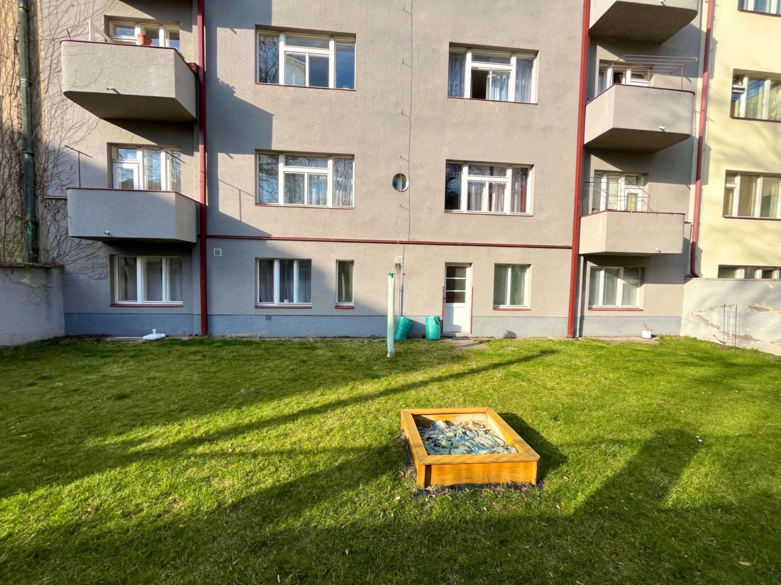 Pronájem bytu 1+kk 30 m², Nerudova, Hradec Králové, Královéhradecký kraj Pronájem bytu 1+kk 30 m², Nerudova, Hradec Králové, Královéhradecký kraj