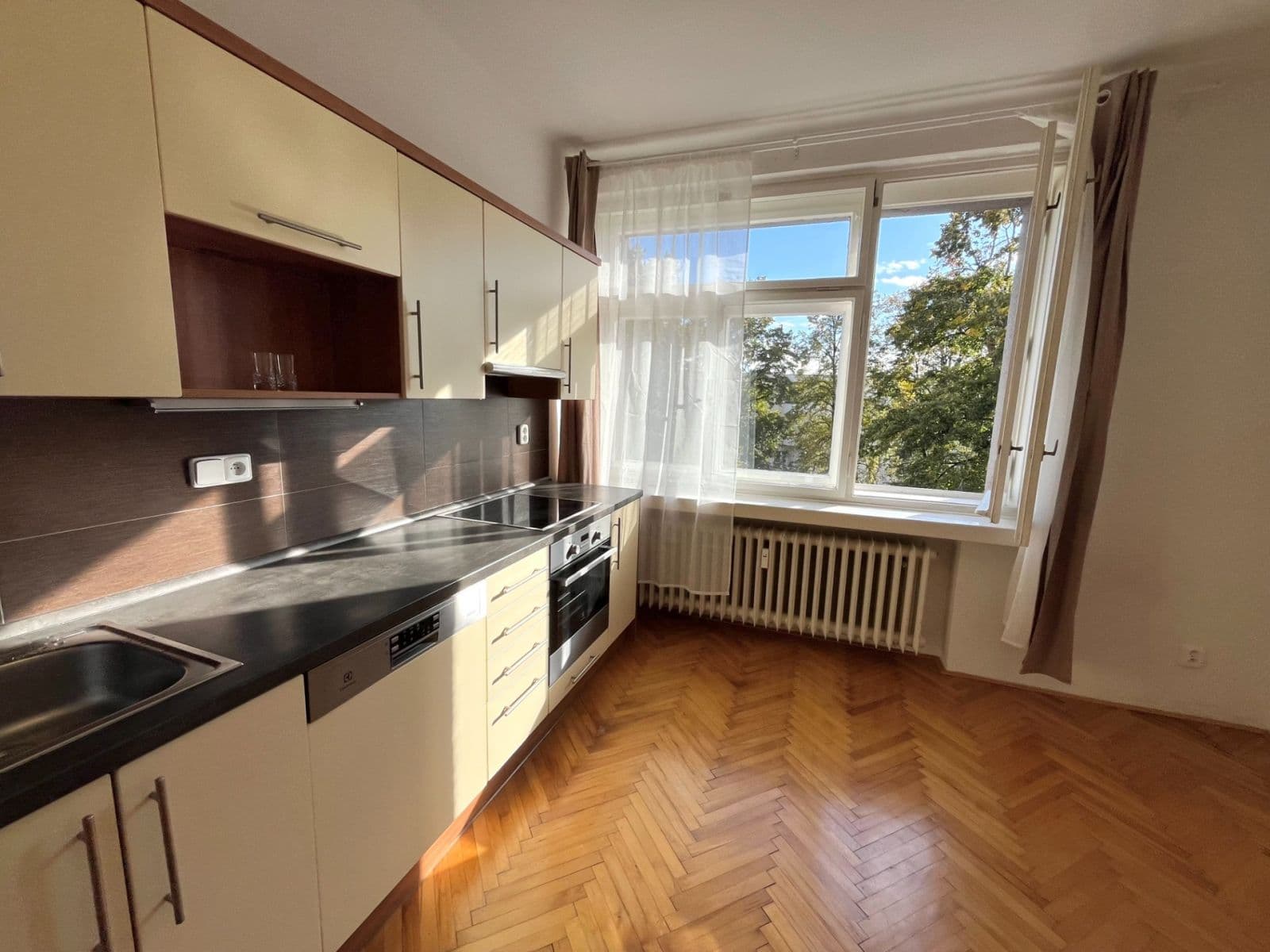 Pronájem bytu 1+kk 30 m², Nerudova, Hradec Králové, Královéhradecký kraj Pronájem bytu 1+kk 30 m², Nerudova, Hradec Králové, Královéhradecký kraj