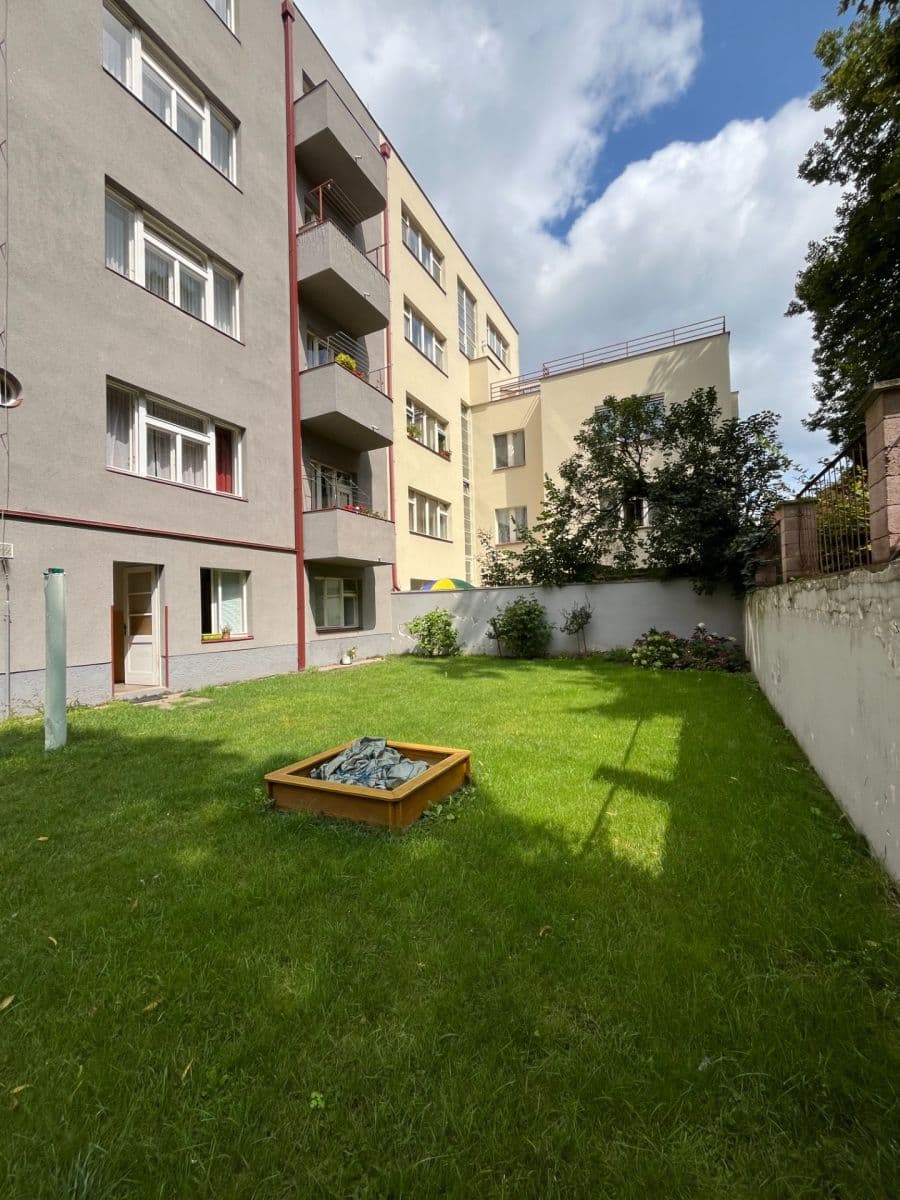 Pronájem bytu 1+kk 30 m², Nerudova, Hradec Králové, Královéhradecký kraj Pronájem bytu 1+kk 30 m², Nerudova, Hradec Králové, Královéhradecký kraj