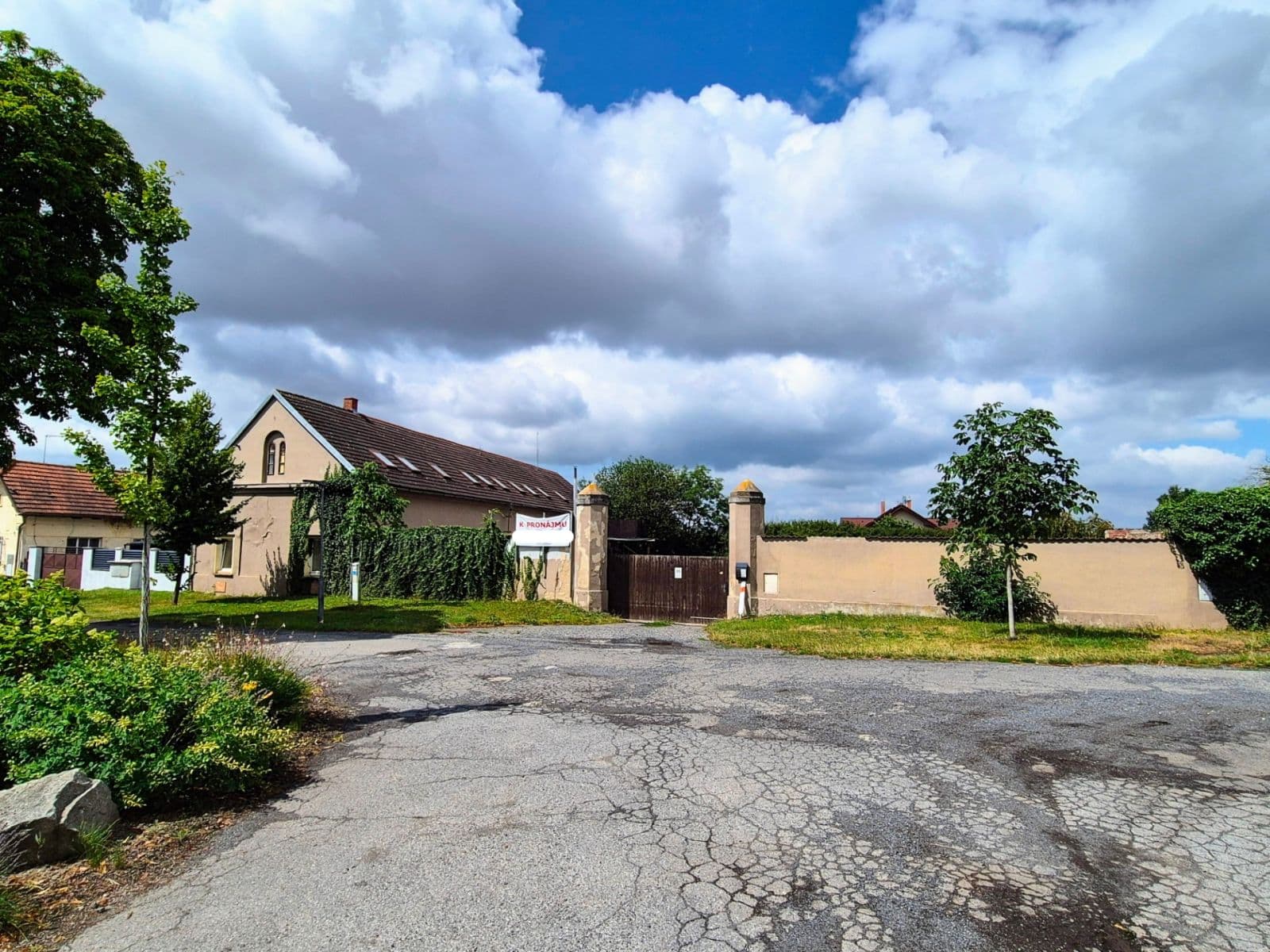 Pronájem nebytového prostoru 510 m², Náves sv. Petra a Pavla, Zlatníky-Hodkovice, Středočeský kraj Pronájem nebytového prostoru 510 m², Náves sv. Petra a Pavla, Zlatníky-Hodkovice, Středočeský kraj