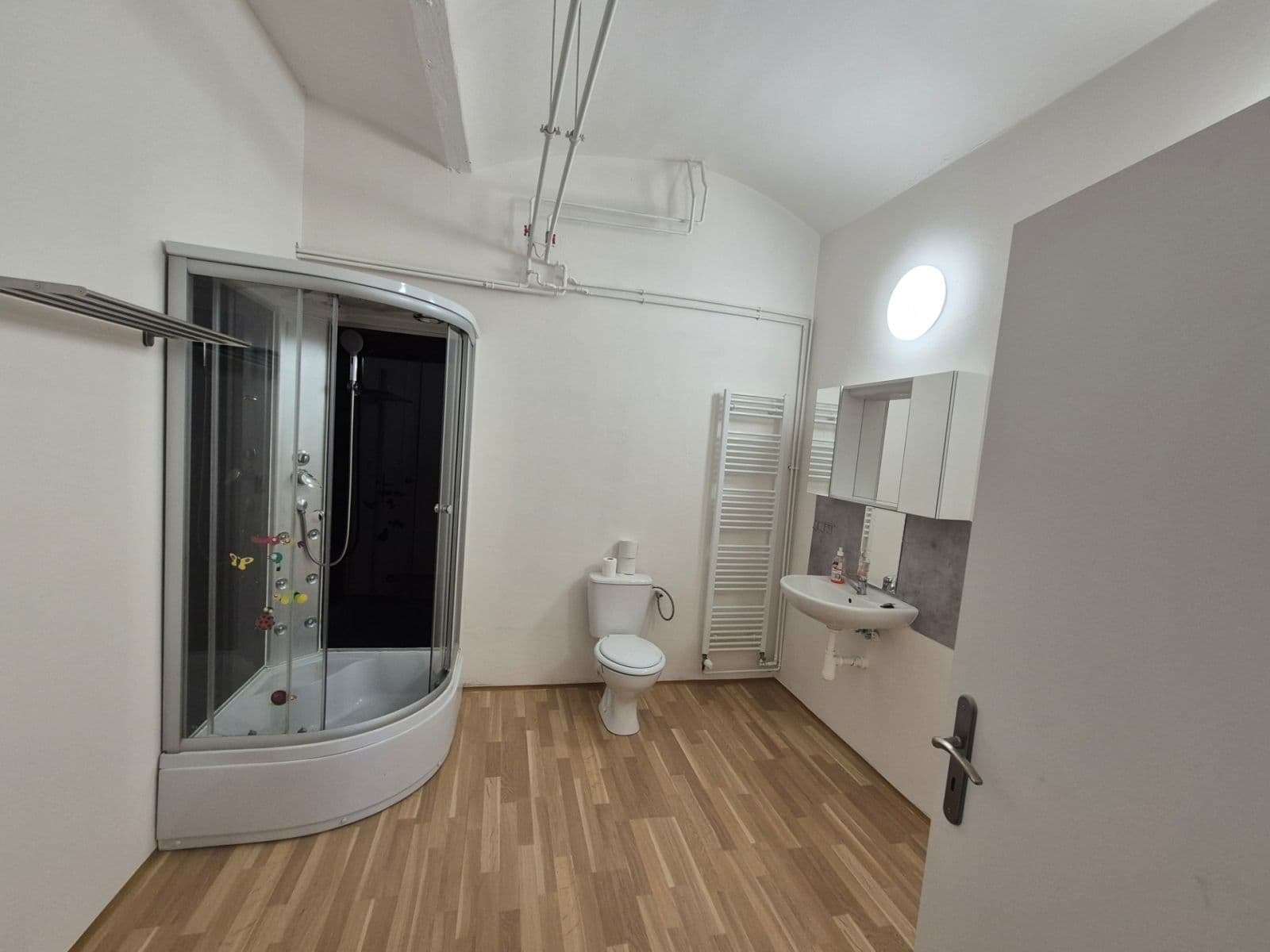 Pronájem nebytového prostoru 510 m², Náves sv. Petra a Pavla, Zlatníky-Hodkovice, Středočeský kraj Pronájem nebytového prostoru 510 m², Náves sv. Petra a Pavla, Zlatníky-Hodkovice, Středočeský kraj