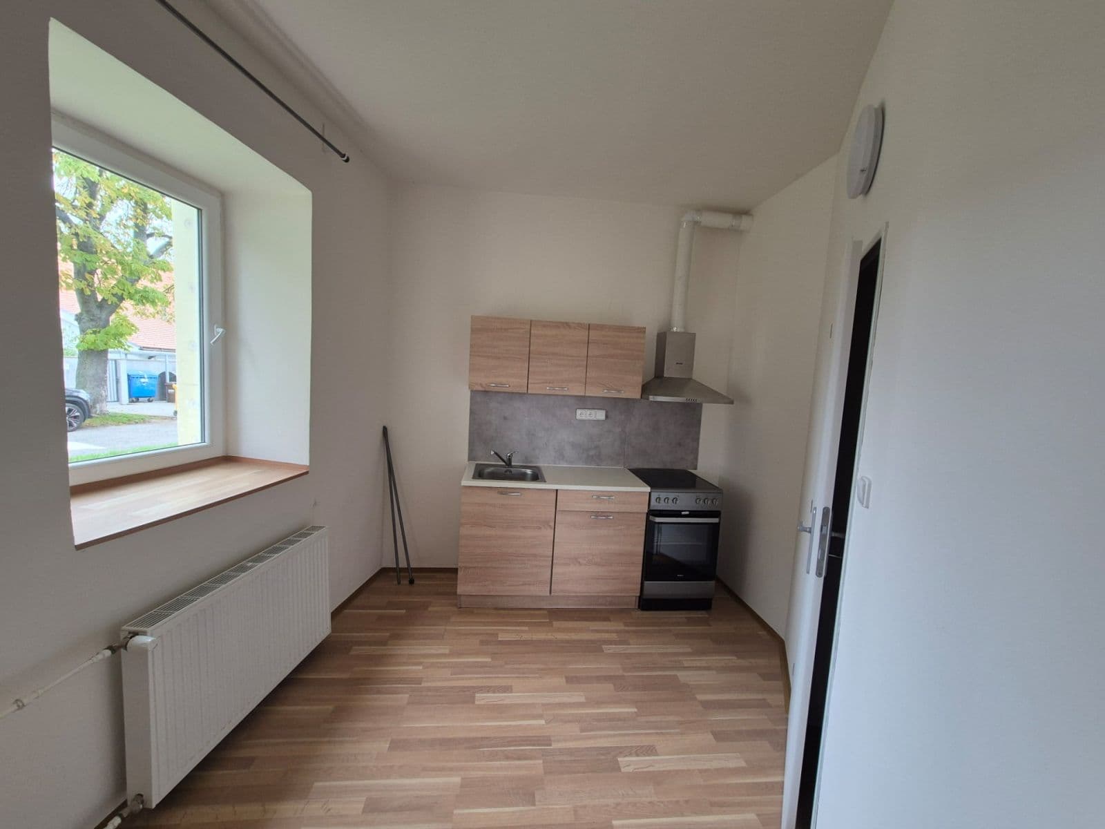 Pronájem nebytového prostoru 510 m², Náves sv. Petra a Pavla, Zlatníky-Hodkovice, Středočeský kraj Pronájem nebytového prostoru 510 m², Náves sv. Petra a Pavla, Zlatníky-Hodkovice, Středočeský kraj