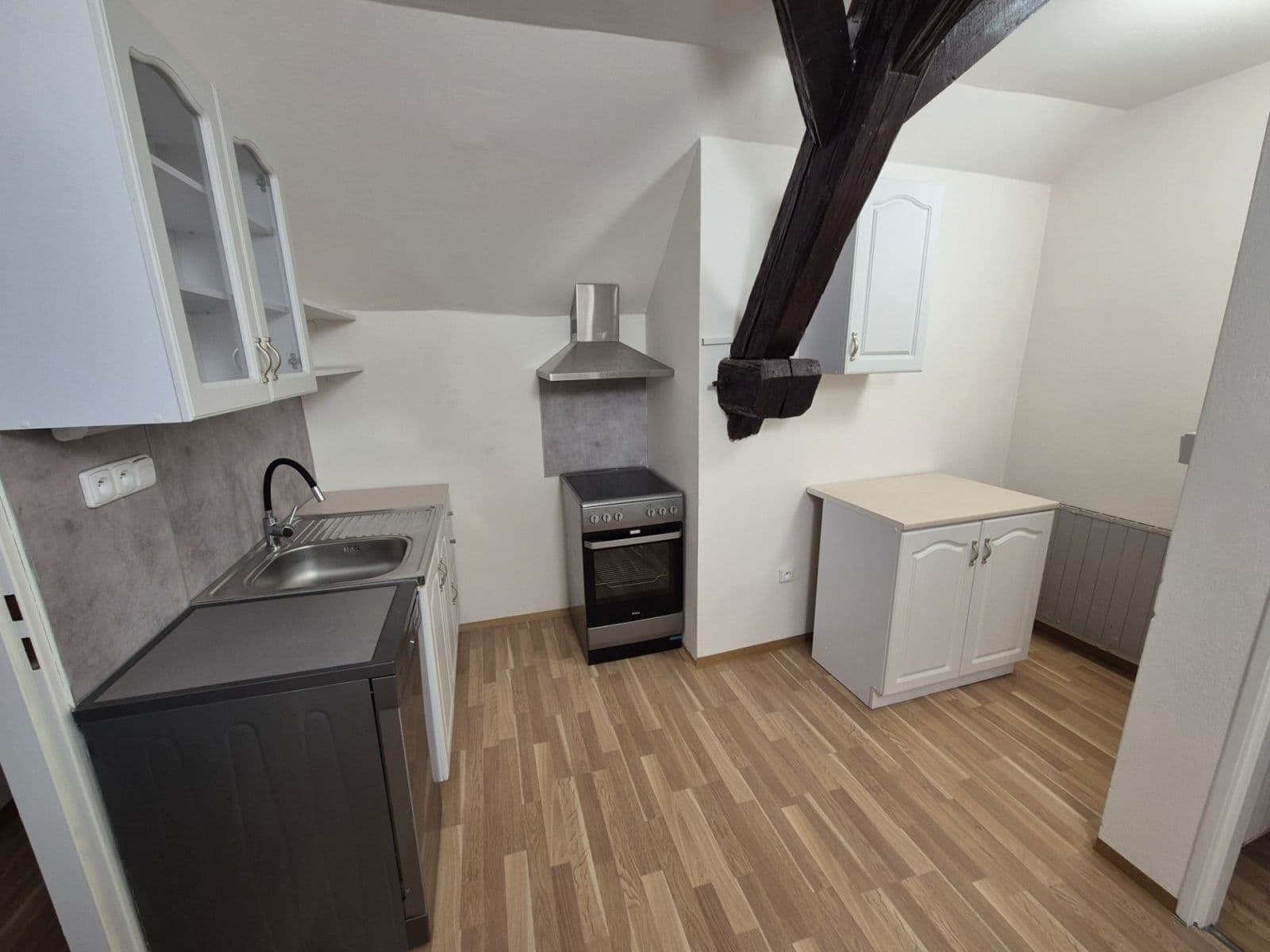 Pronájem nebytového prostoru 510 m², Náves sv. Petra a Pavla, Zlatníky-Hodkovice, Středočeský kraj Pronájem nebytového prostoru 510 m², Náves sv. Petra a Pavla, Zlatníky-Hodkovice, Středočeský kraj