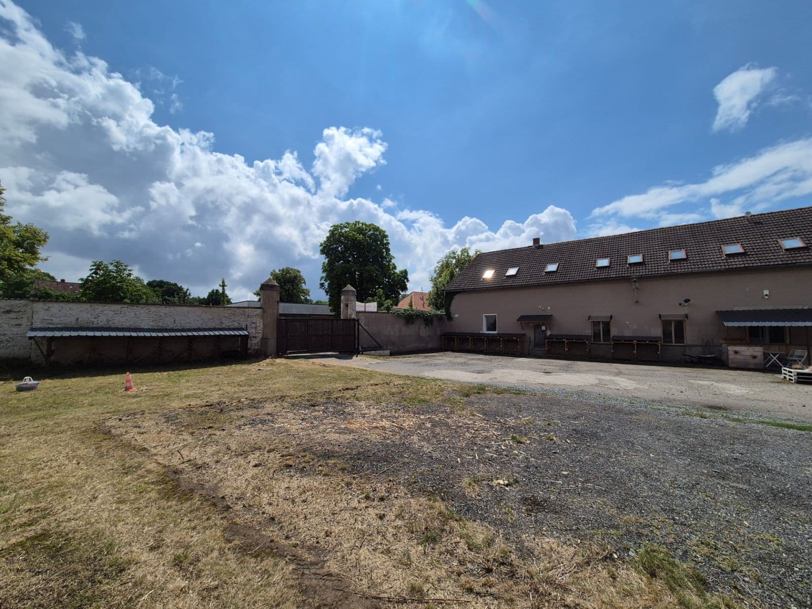 Pronájem nebytového prostoru 510 m², Náves sv. Petra a Pavla, Zlatníky-Hodkovice, Středočeský kraj Pronájem nebytového prostoru 510 m², Náves sv. Petra a Pavla, Zlatníky-Hodkovice, Středočeský kraj